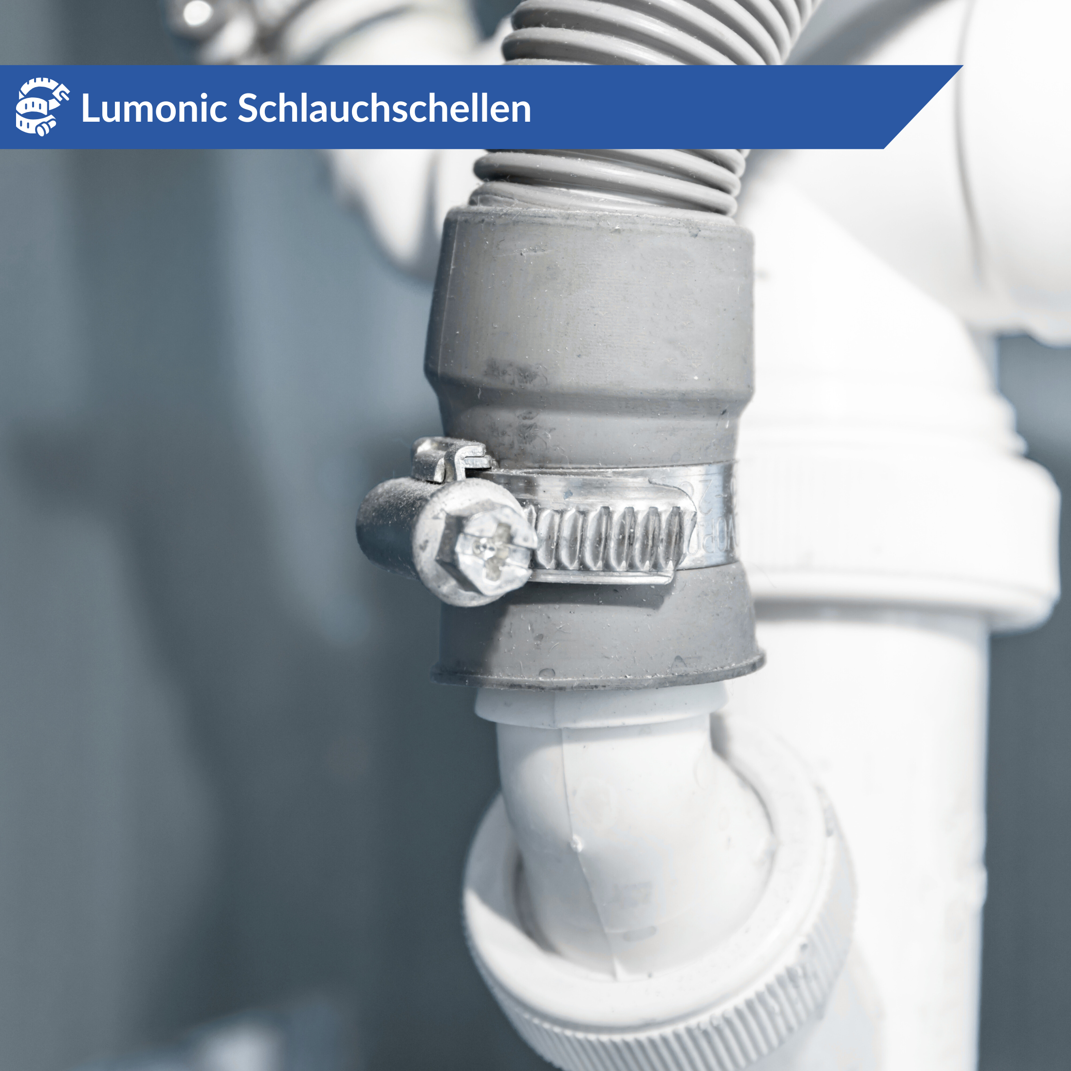 Eine Nahaufnahme einer Schlauchschelle, die zwei graue Kunststoffrohre zusammenhält. Die Metallschelle mit der Schraube zum Festziehen steht stabil. Auf einem blauen Banner steht neben dem Logo „Lumonic Schlauchschellen“, während der unscharfe Hintergrund