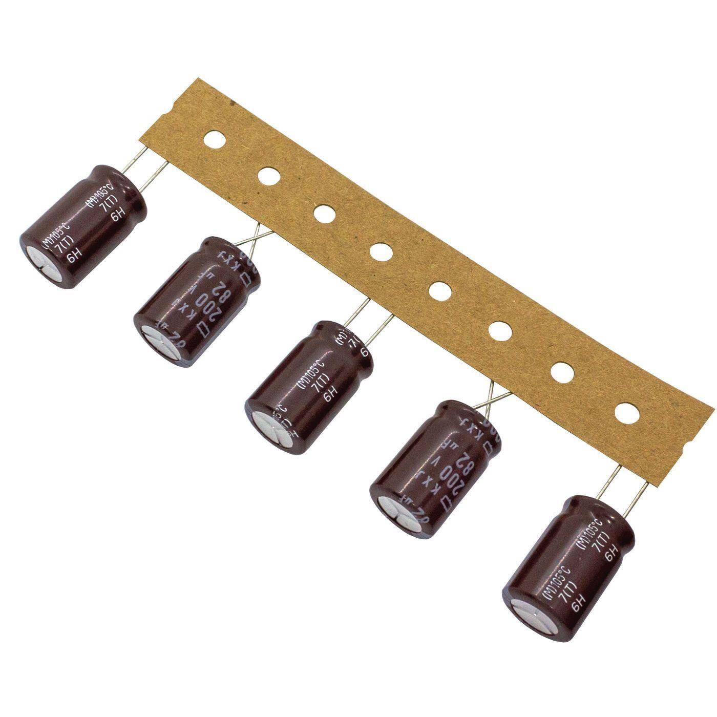Elko Kondensator Radial 82µF 200V | Elektrolytkondensator bis zu einer Temperatur von 105°C | 12,5x20mm | 82uF EKXJ201ETE820MK20S UCC