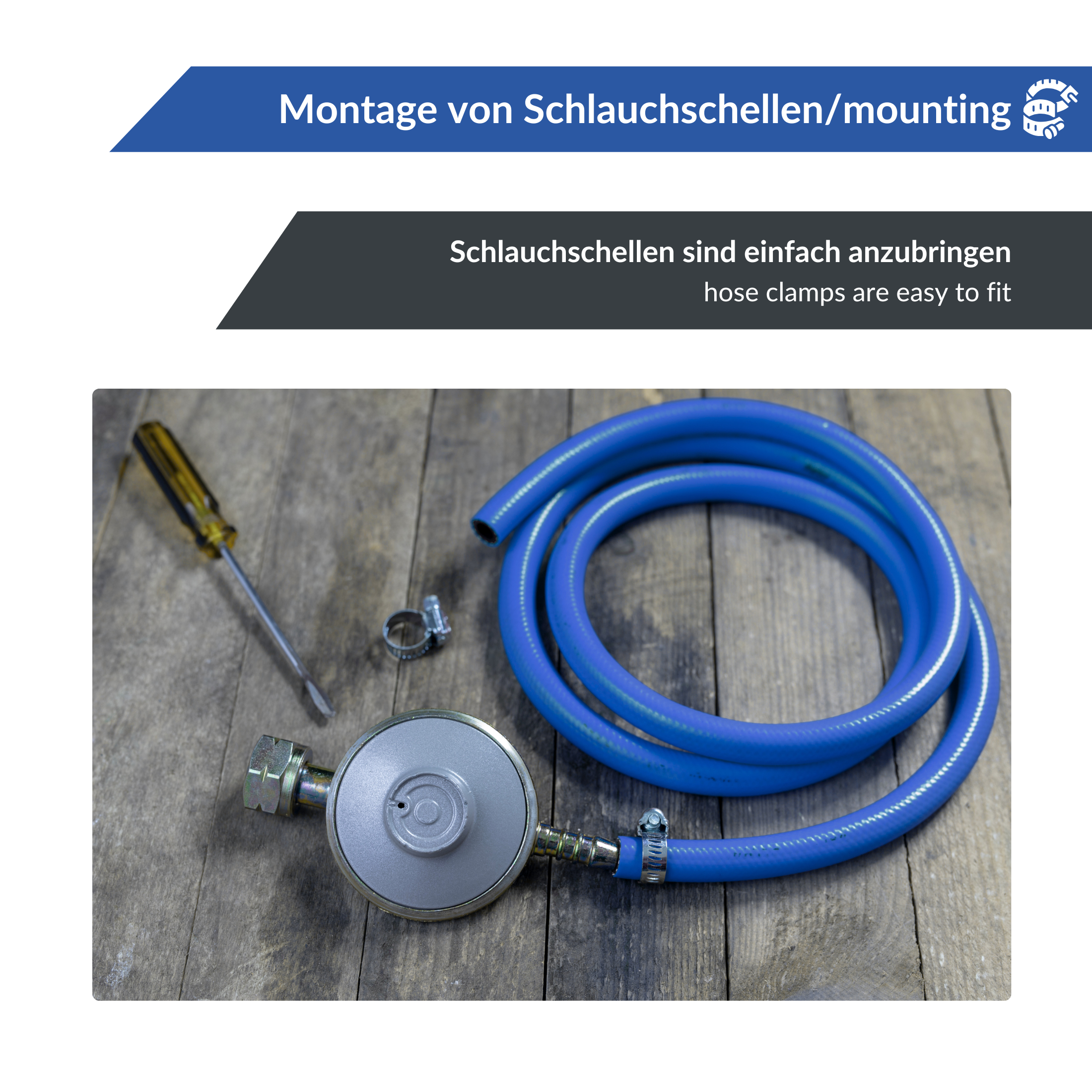 Auf einer Holzfläche liegt ein Satz Werkzeuge zur Schlauchmontage, darunter blaue Schläuche, eine Metallschelle, ein Schraubendreher und ein Fitting. Auf einem Banner oben steht „Schlauchschellen/Montage“ und weist darauf hin, dass Schlauchschellen leicht